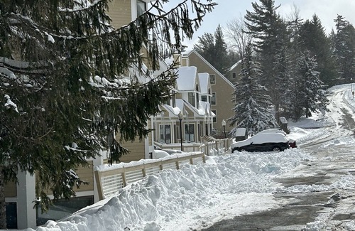 West Dover House | Trailside Ski In and Out Townhome