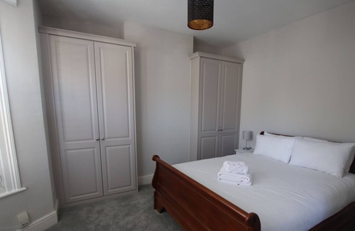 Hanham House | Tranquil 2 Bed Haven with Patio and Parking