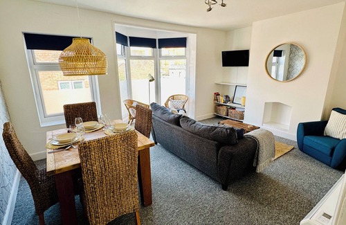 Weymouth Apartment | Tranquil 2 bedroom maisonette, moments from the beach in charming Weymouth
