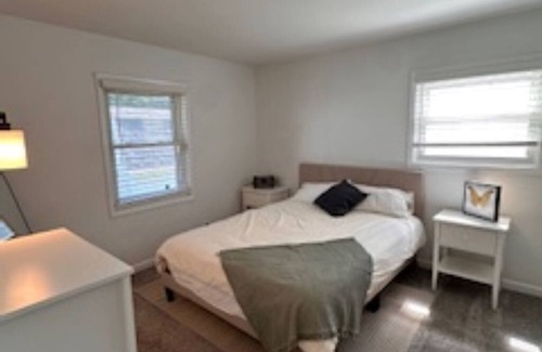 Elk Grove Village House | Tranquil 3-bedroom house with AC in Elk Grove Village