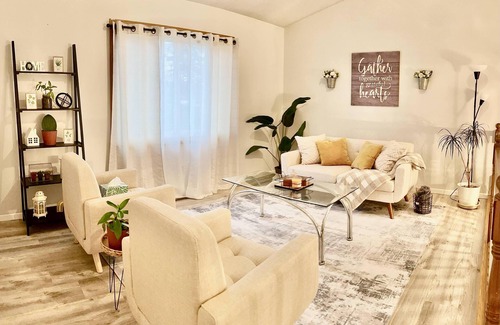 Oakdale House | Tranquil 3-Bedroom Retreat: Perfect for Leisure & Work Near Twin Cities