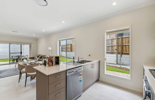 Spring Mountain House | Tranquil 3B2B Home w/Parking/Backyard 5Mins toMall