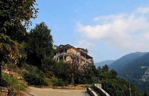 Kumharsain House | Tranquil 4-bedrooms in Narkanda.nNestled in the middle of Apple Orchards