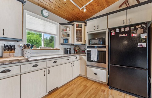Lion's Head Cottage | Tranquil 4BR Bayfront Island Retreat
