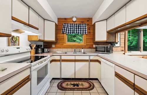 Campton House | Tranquil 5-BR Oak Chalet 3-min to Campton Mountain
