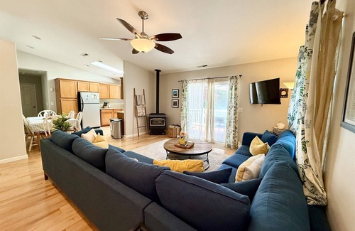 Rio Nido House | Tranquil 5BR | Hot Tub | Fireplace | Deck