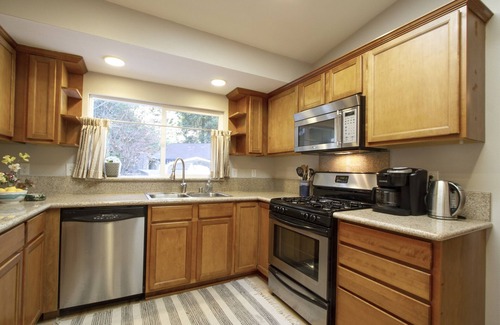 Rio Nido House | Tranquil 5BR | Hot Tub | Fireplace | Deck