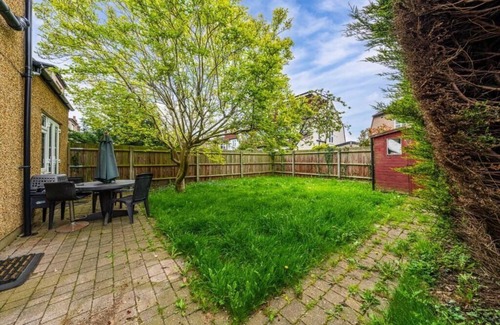 Oakleigh House | Tranquil and Lovely 5 bed house in Barnet