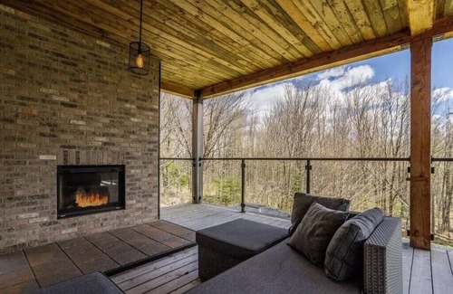 Eastman House | Tranquil and luminous forest retreat with swimming pond and spa!