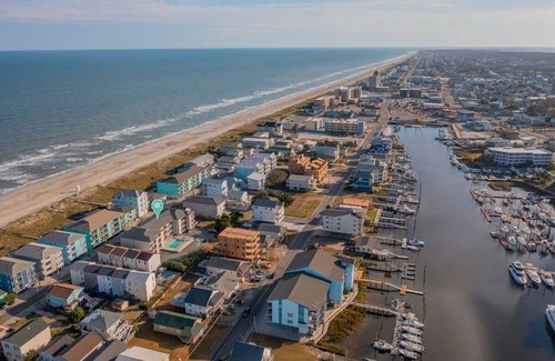 North Carolina Coast Condo | Tranquil beach getaway just steps from the sand!