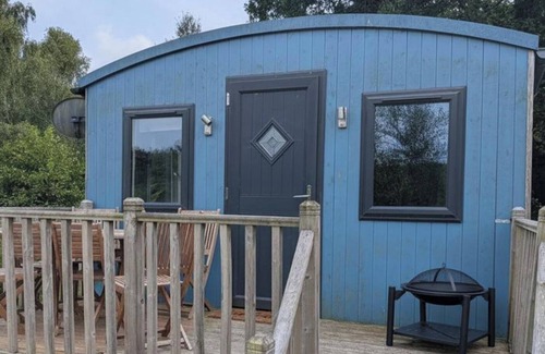Llanfair Caereinion Cabin | Tranquil Cabin Retreat- Sleeps 2, Parking