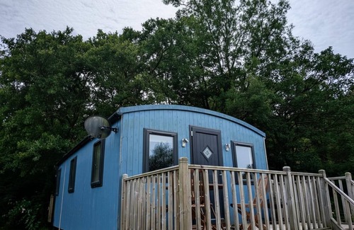 Llanfair Caereinion Cabin | Tranquil Cabin Retreat- Sleeps 2, Parking