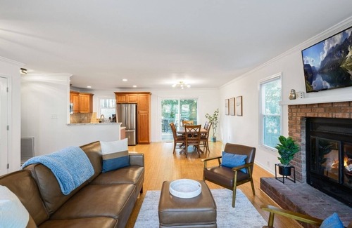 Cary House | Tranquil Cary Hideaway- Mins to Downtown/Wake Med/NC State .Newly Furnished!