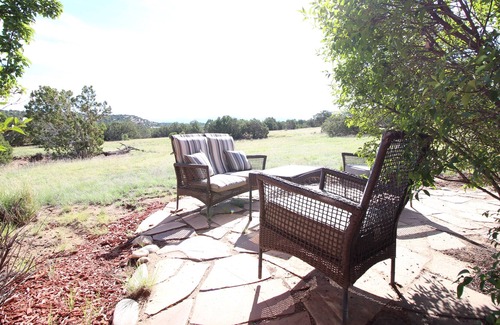 Santa Fe Cottage | Tranquil Casita in Tano West, Southwestern Skies, Sweeping View of the Sangres