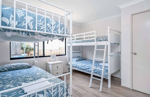 Dawesville House | Tranquil Coastal Escape - 4BR Retreat with Games Room and Outdoor Fun