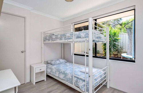 Dawesville House | Tranquil Coastal Escape - 4BR Retreat with Games Room and Outdoor Fun