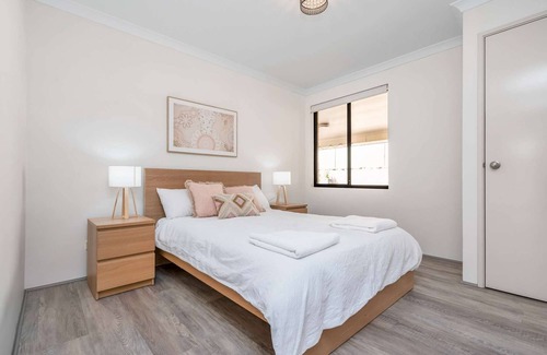 Dawesville House | Tranquil Coastal Escape - 4BR Retreat with Games Room and Outdoor Fun