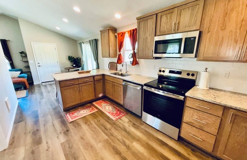 Hazel Dell House | Tranquil Colorful Comfort, 3-bedroom house with AC in Vancouver