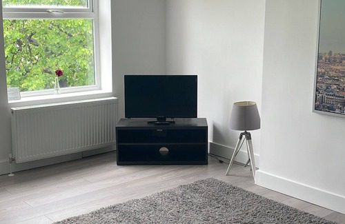 Queens Quarter Apartment | Tranquil & Comfy ~ 5* Central Location ~ Parking!