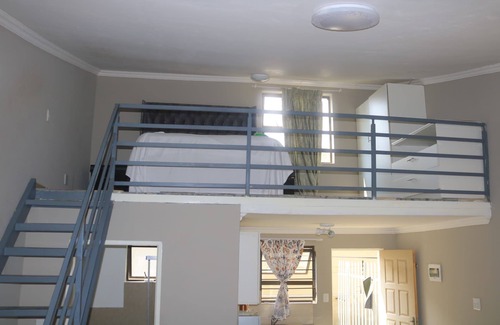 Greater Johannesburg Metropolitan Area Condo | Tranquil condo with pool & braai area in vibrant Randburg