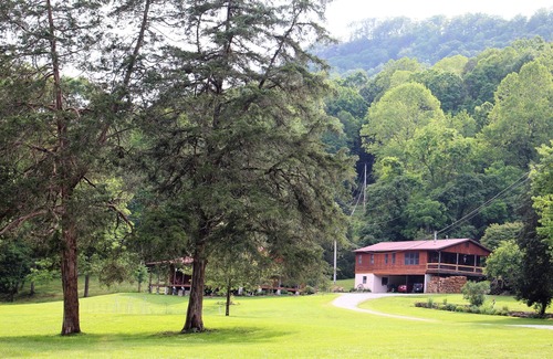 Crossville Cabin | Tranquil Cottage Located at The Head Of The Sequatchie Valley.