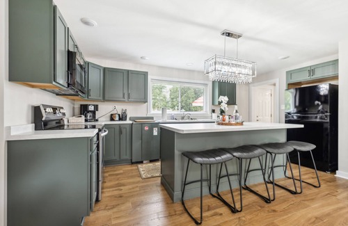 Maryville House | Tranquil Cozy 3BR Home with Deck & BBQ by RedAwning