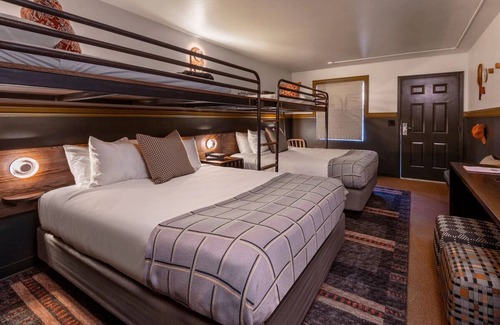 Branson Hotel | Tranquil Creekside Views and Nostalgic Vibes in a Cozy Getaway l 4 Family Rooms