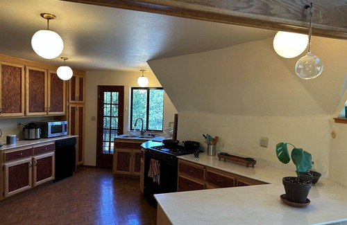 Iowa Hill House | Tranquil dome in Gold country forest