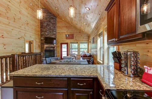 Pigeon Forge Cabin | Tranquil & Easy roads! Hot-tub, Arcade, EV Charger
