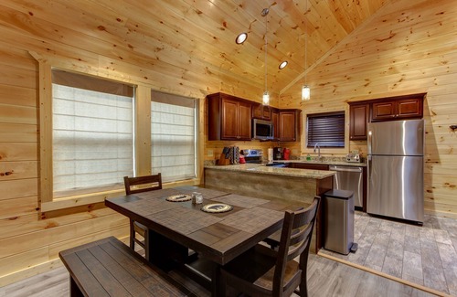 Pigeon Forge Cabin | Tranquil & Easy roads! Hot-tub, Arcade, EV Charger