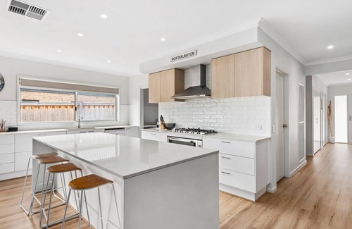 Portarlington House | Tranquil Escape - Contemporary, spacious home in Portarlington.