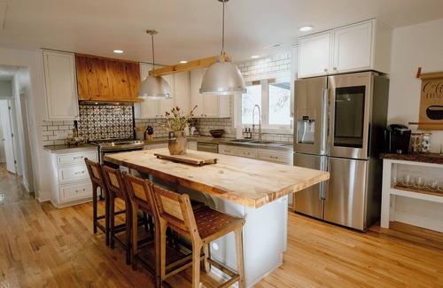 Colorado Springs Cottage | Tranquil Forest Retreat: Designer 4-Bedroom Ranch with Hot Tub & Firepit