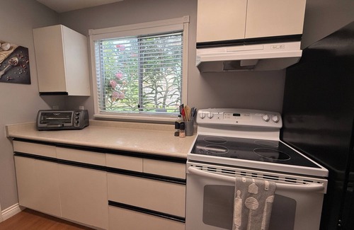 Walnut Grove Apartment | 🌿 Tranquil Garden-Level Retreat in Walnut Grove - Langley 🍷🐾