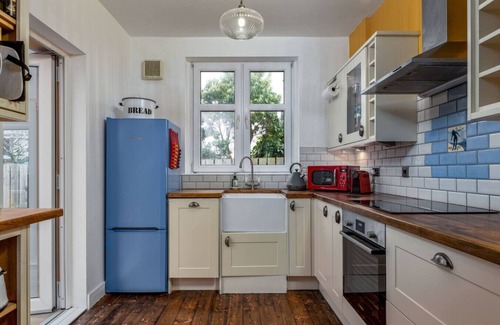 North West House | Tranquil Glasgow Retreat: Free Parking & Garden