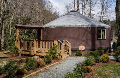 Topton Villa | Tranquil Haven Luxy Yurt - Creekside Glamping with Private Hot Tub