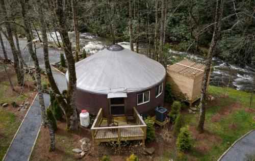 Topton Villa | Tranquil Haven Luxy Yurt - Creekside Glamping with Private Hot Tub