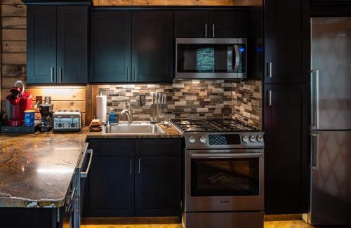 Topton Villa | Tranquil Haven Luxy Yurt - Creekside Glamping with Private Hot Tub