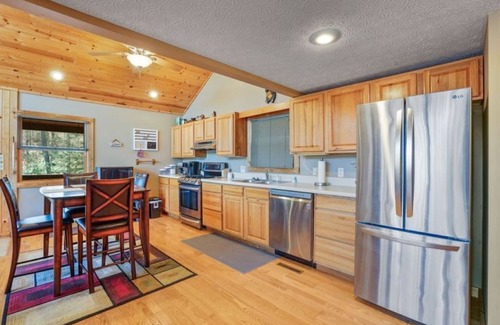 Davis Cabin | Tranquil Haven Mountain Retreatn very Private! pets welcome.