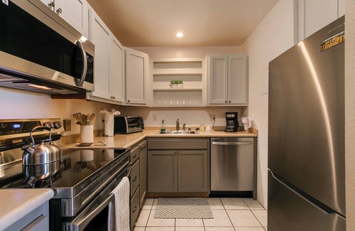 Santa Fe Condo | Tranquil Hidden Gem: Tree-Lined Patio, Gym, Pool