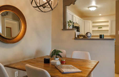 Santa Fe Condo | Tranquil Hidden Gem: Tree-Lined Patio, Gym, Pool