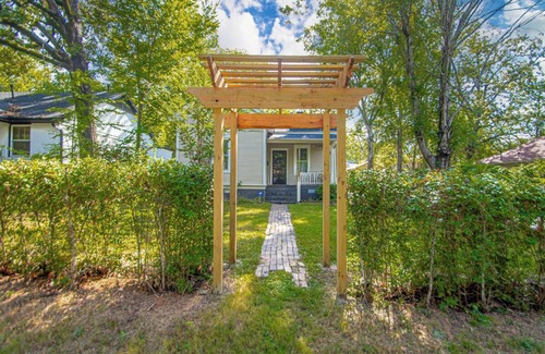 Hillcrest Cottage | Tranquil Hillcrest cottage close to most attractions in charming Little Rock