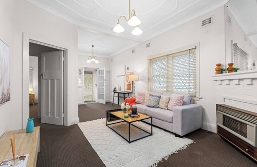Bexley North House | 'Tranquil Home: City, Beach, Airport'