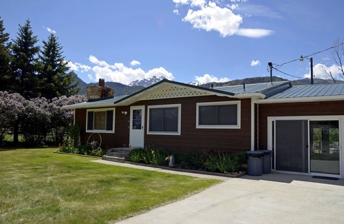 Gardiner House | Tranquil Home on Yellowstone River. See other home #4914516 for large families
