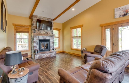 Huntsville House | Tranquil La Prairie Retreat with Patio and Fireplace!