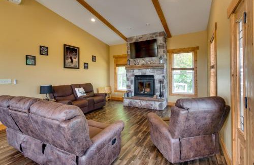 Huntsville House | Tranquil La Prairie Retreat with Patio and Fireplace!