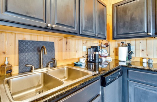 Huntsville Cabin | Tranquil La Prairie Retreat w/Patio & Fireplace!