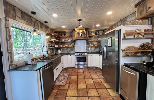 Mid America House | Tranquil Lakefront Home *We Are Not A Party House*
