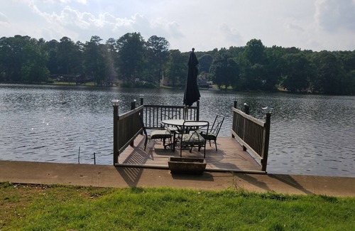 Stockbridge House | TRANQUIL LAKESIDE BUNGALOW