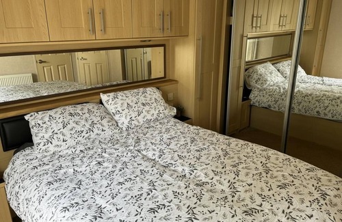 Wesham Cabin | Tranquil Lodge, 2 Bed, Sleeps 4, Free Parking