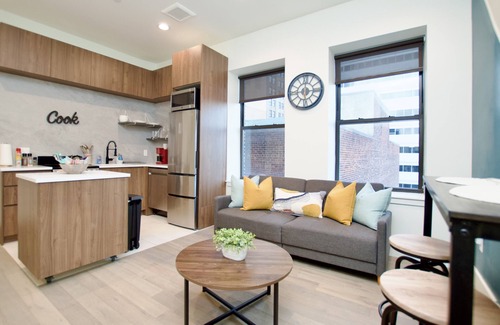 Central Business District Apartment | Tranquil Luxury King Suite | Rooftop | Gym | Lounge | Walk to Prudential Center